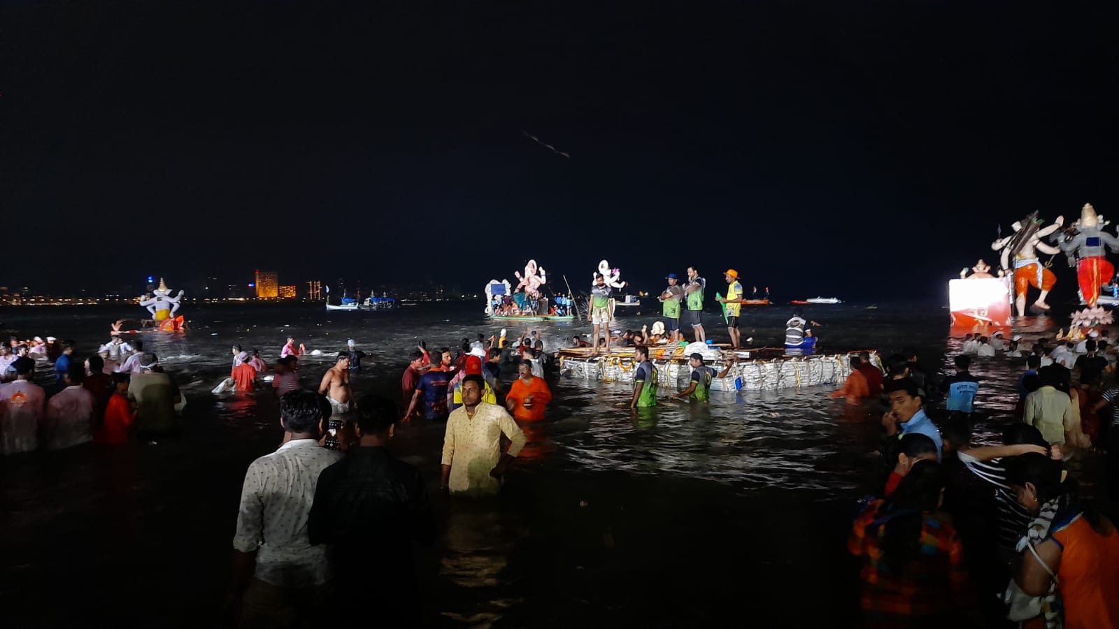 amit thackeray clean dadar chaupati beach after ganpati visarjan