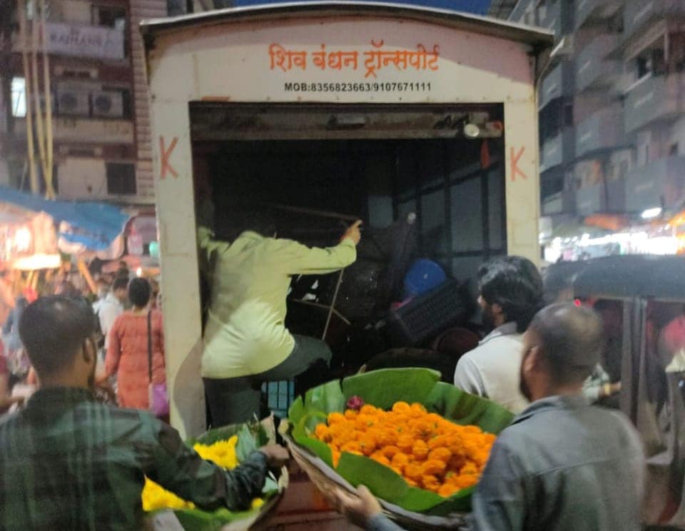 Goods worth one lakh seized from hawkers in East Railway Station area in dombivali