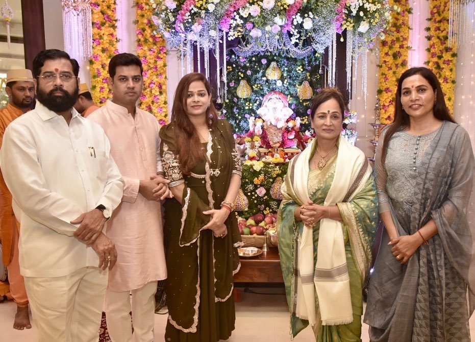 nihar thackeray took blessing of lalbaugh raja and cm eknath shinde varsha banglow ganpati