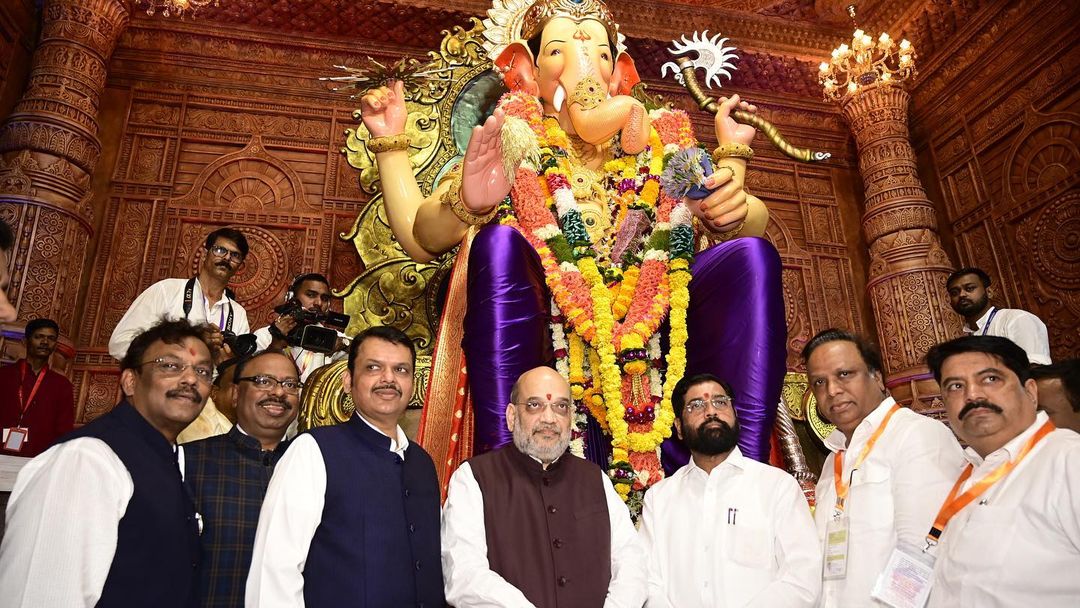 nihar thackeray took blessing of lalbaugh raja and cm eknath shinde varsha banglow ganpati