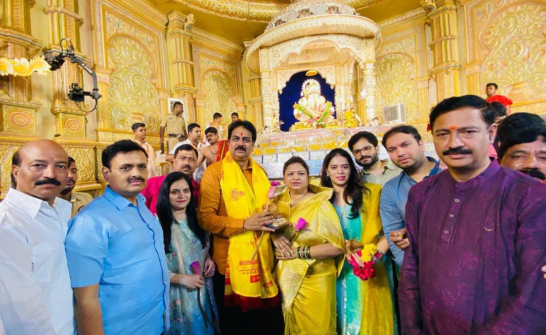 nihar thackeray took blessing of lalbaugh raja and cm eknath shinde varsha banglow ganpati