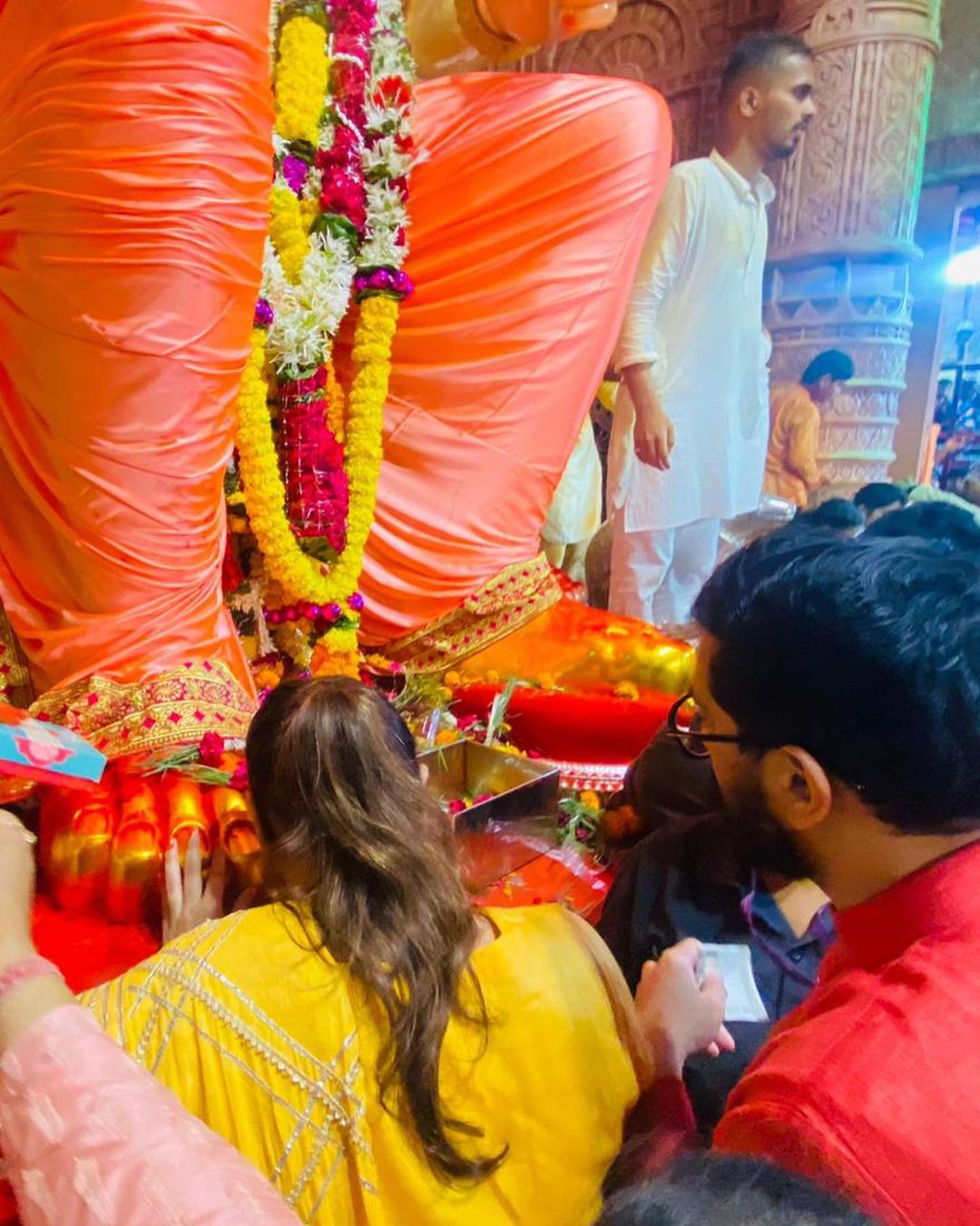 nihar thackeray took blessing of lalbaugh raja and cm eknath shinde varsha banglow ganpati