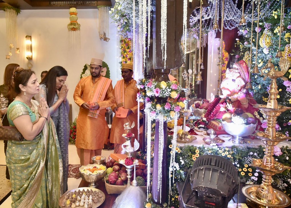 nihar thackeray took blessing of lalbaugh raja and cm eknath shinde varsha banglow ganpati