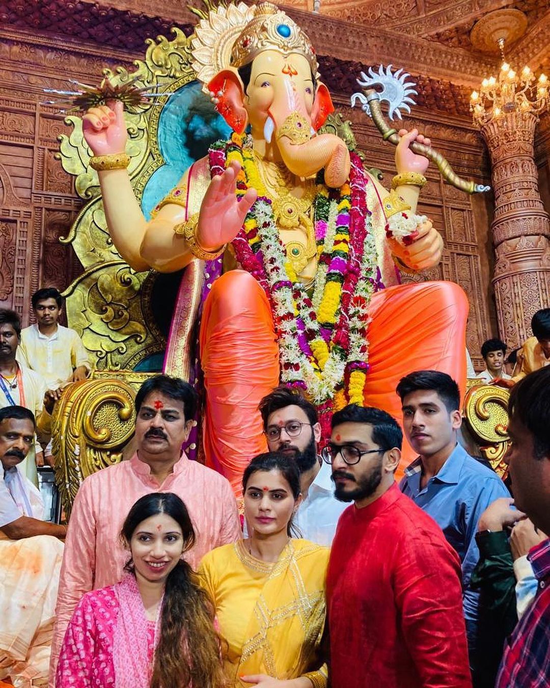 nihar thackeray took blessing of lalbaugh raja and cm eknath shinde varsha banglow ganpati