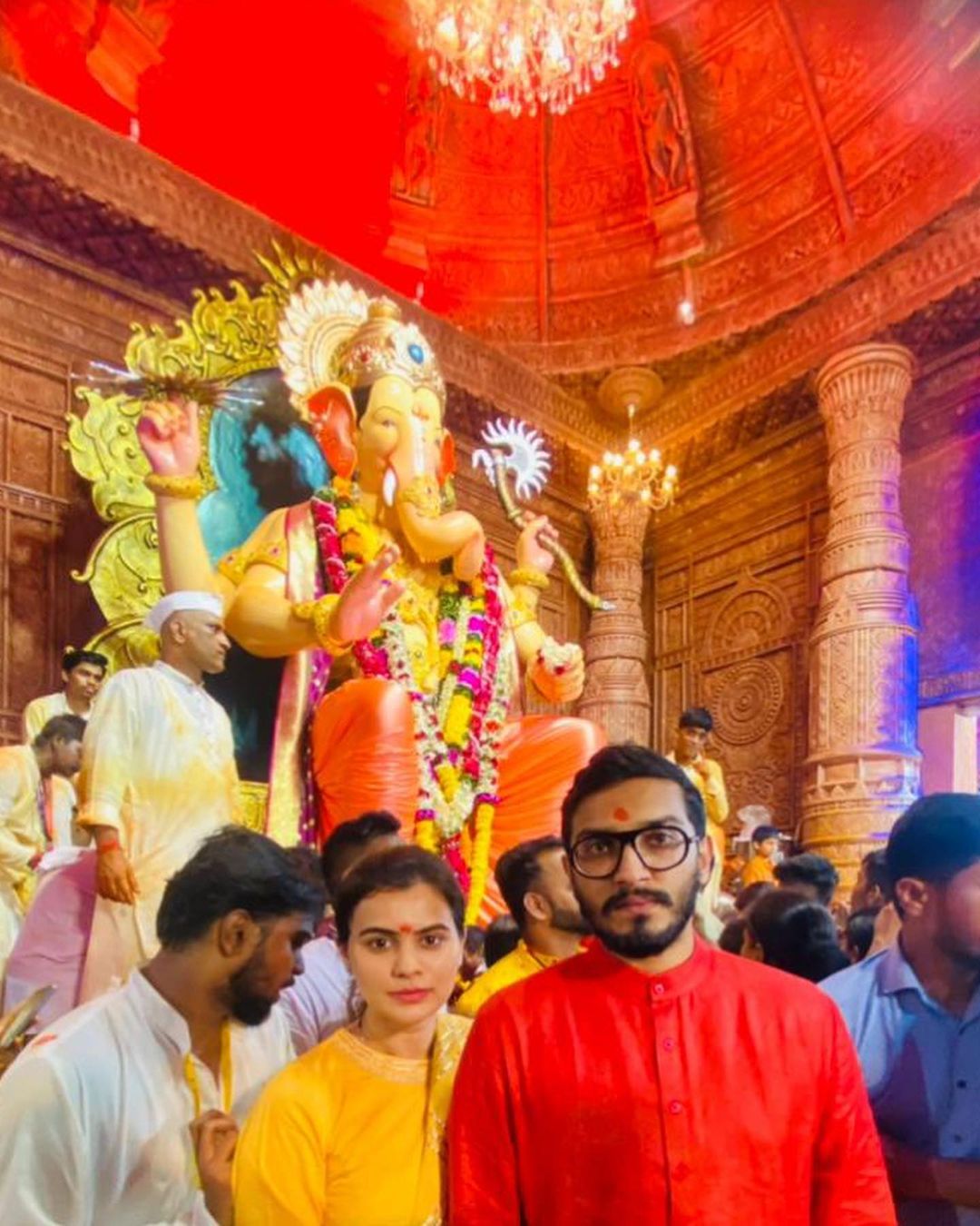 nihar thackeray took blessing of lalbaugh raja and cm eknath shinde varsha banglow ganpati