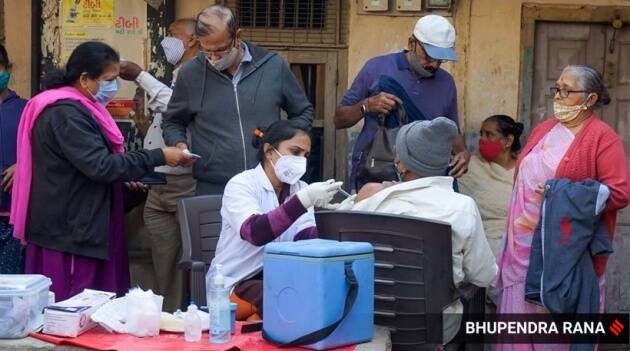 नास्त्रेदमसच्या भविष्यवाणीचे मूल्यांकन करताना २०२२ मध्ये करोनाच्या तिसऱ्या लाटेचा देखील उल्लेख केला गेला, ज्याचा वाईट परिणाम होऊ शकतो. Express photo by Bhupendra Rana)