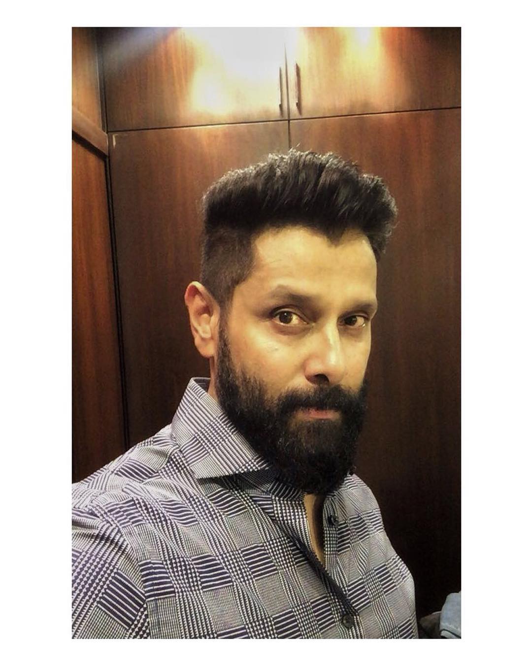 south indian superstar Chiyaan Vikram attends household helper sons wedding photo viral