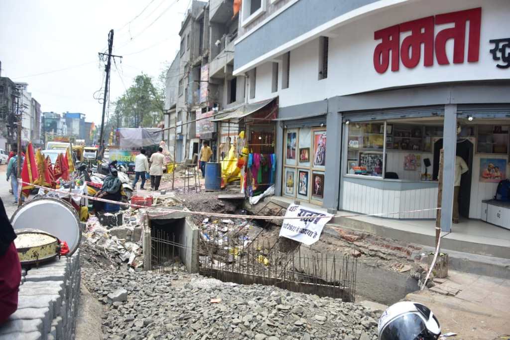 Sewage Burst Problem in Gandhibagh Zone Displeasure of the citizens as they do not pay attention to complaints in nagpur