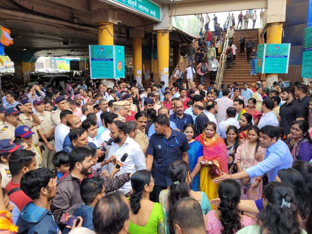 Thane station area looks like a political arena Loud sloganeering by BJP and Shiv Sena workers