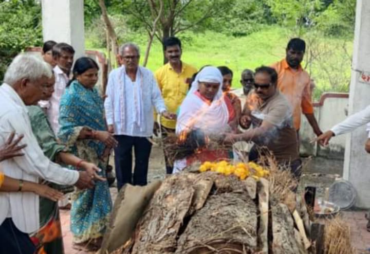 daughters last Funeral body of the mother in vashim