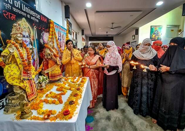 वाराणसीमध्ये दिवाळीनिमित्त राम आणि देवी जानकीची प्रार्थना करताना महिला. (फोटो: पीटीआय)