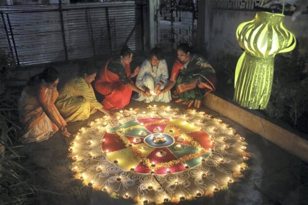 दिवाळीत अनेक ठिकाणी रंगाने भरलेली रांगोळी काढली जाते. नागपूरात एका ठिकाणी महिलांनी महिलांनी मातीच्या दिव्यांनी सजवलेली रांगोळी. (फोटो: पीटीआय)