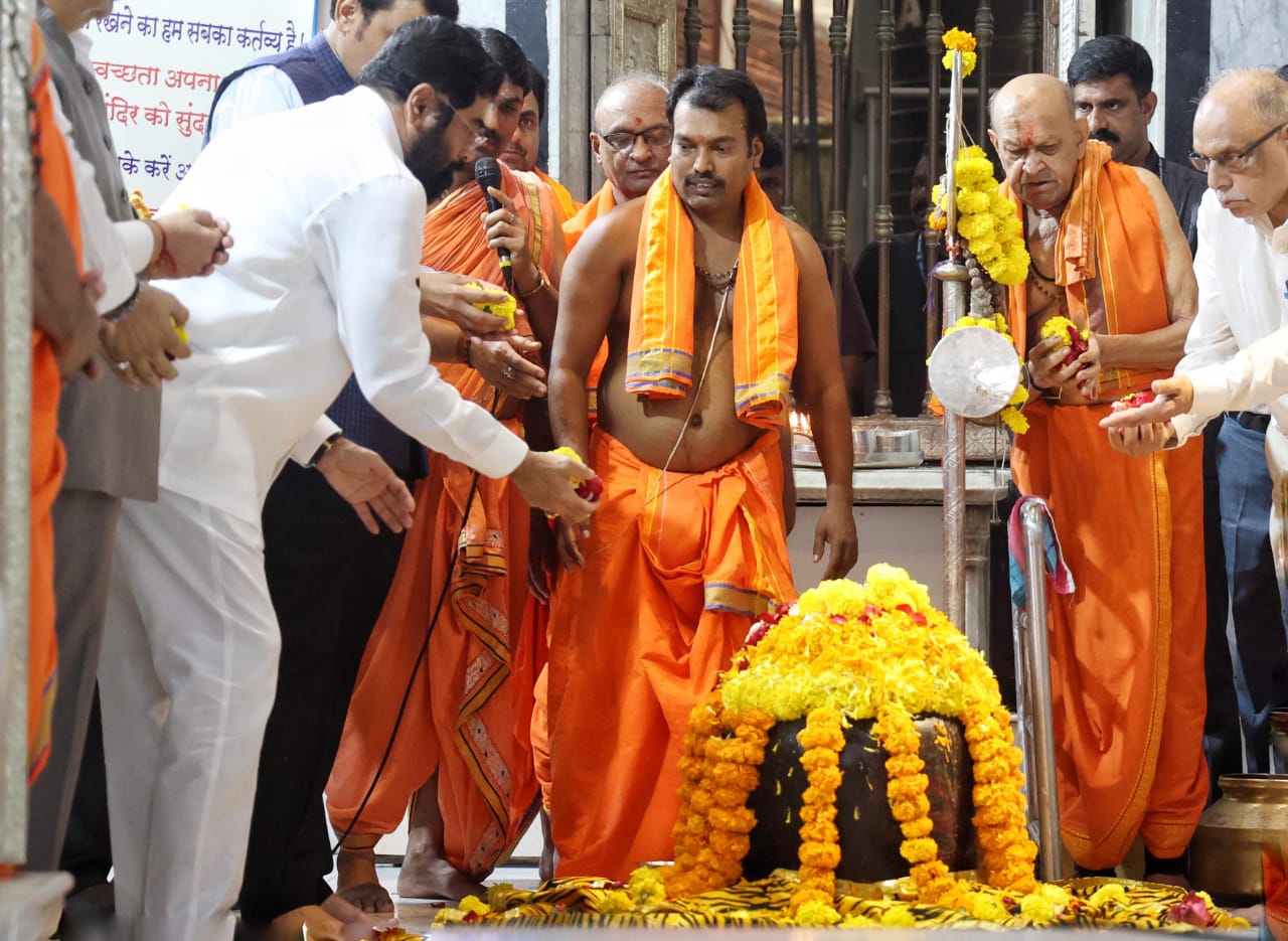 उपमुख्यमंत्री देवेंद्र फडणवीस यांनी मुंबईतील बाबुलनाथ शिव मंदिरात जाऊन अभिषेक केला.