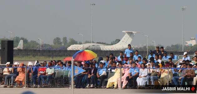 सुखना तलावावर हवाई दलाकडून आयोजित करण्यात आलेला हा सराव पाहण्यासाठी नागरिकांनी मोठी गर्दी केली होती. (एक्स्प्रेस फोटो जसबीर मल्ही)