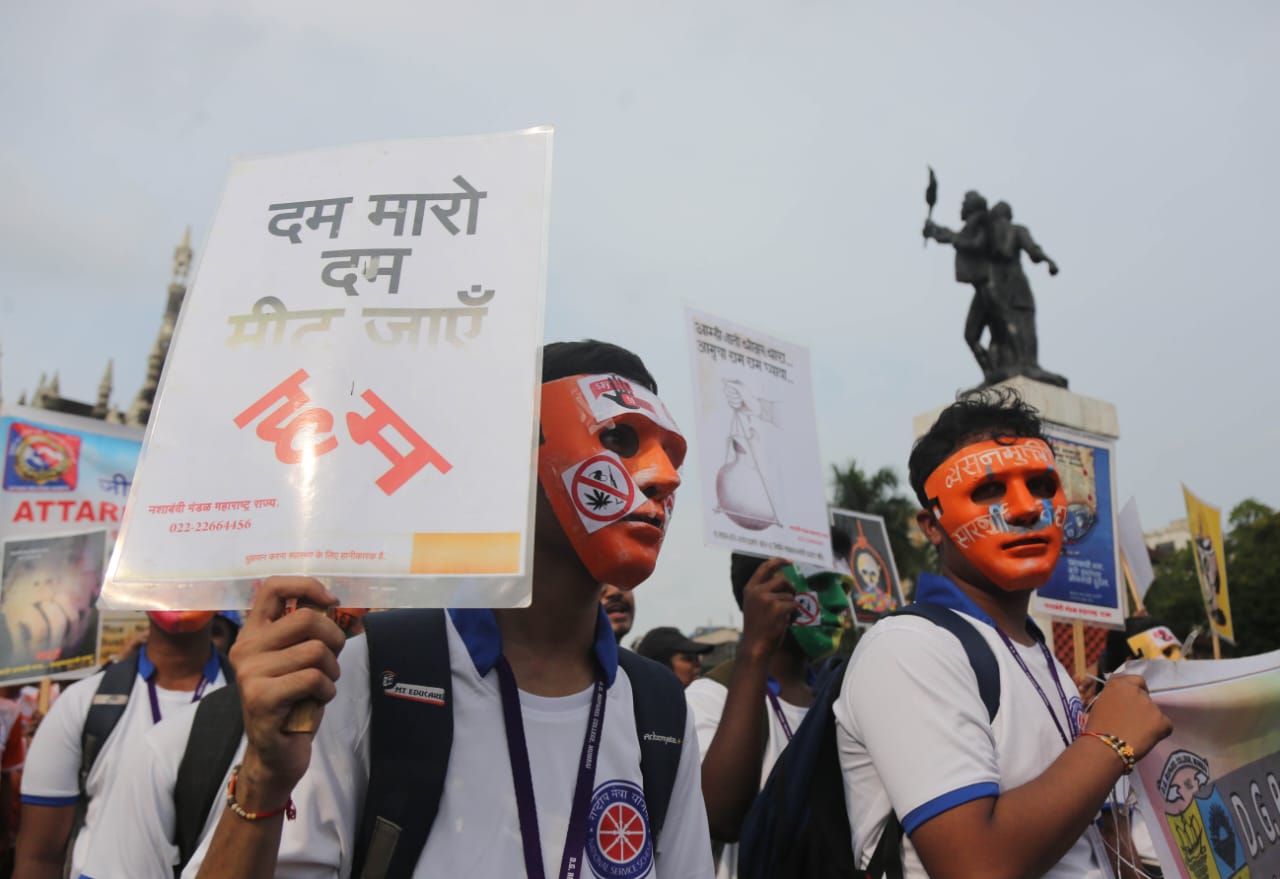 या गीतांतून दिलेला व्यसनांपासून दूर राहण्याचं आवाहन तरुणांना करण्यात आलं. या संकल्प सभेची प्रस्तावना नशाबंदी मंडळाच्या सरचिटणीस वर्षा विद्या विलास यांनी केली.