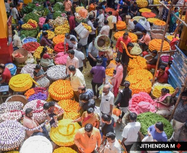 दिवाळी मोठ्या प्रमाणात फुलांची सजावट करण्यात येते. बेंगळुरूमधील केआर मार्केटमध्ये लोकांनी गर्दी केली होती. (छायाचित्र जितेंद्र म.)