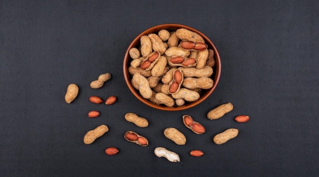 Everyone must include peanuts in their winter diet know its amazing benefits