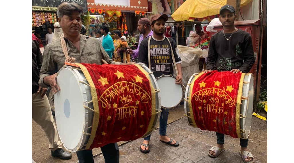 Nashik Municipal Corporation played drums in front of property tax arrears