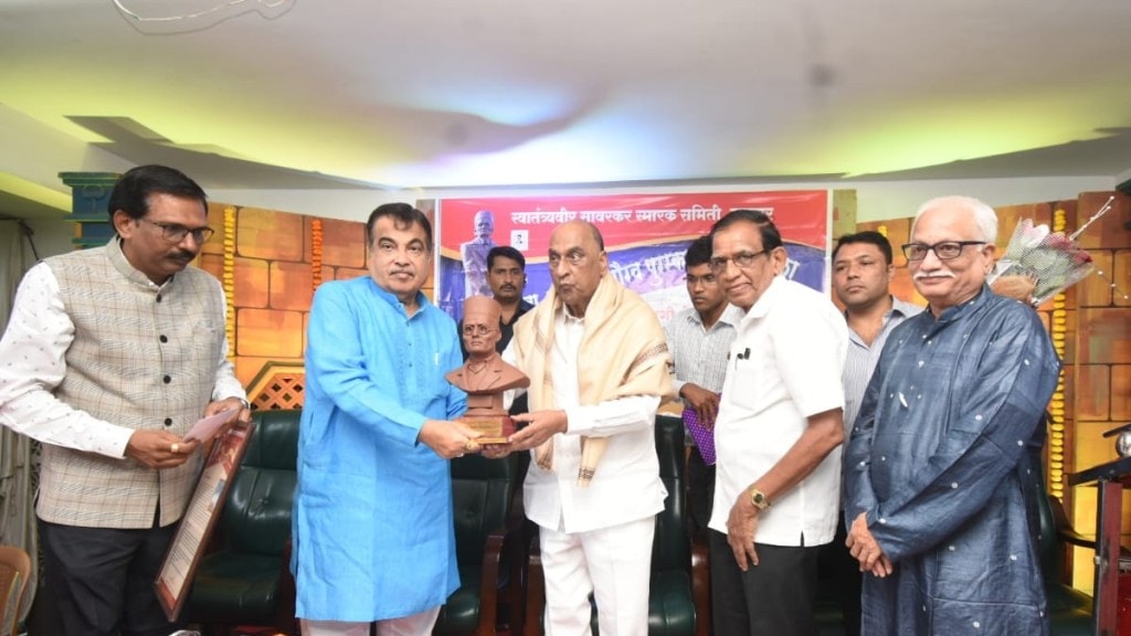 bjp ex mp datta meghe awarded swatantryaveer savarkar award by nitin gadkari nagpur