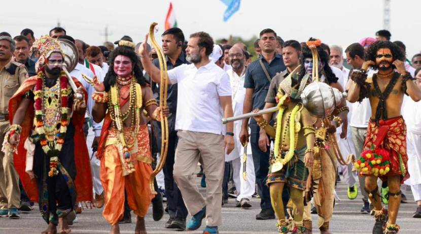 राहुल गांधी यांच्या 'भारत जोडो' यात्रेत चिमुकल्यांनी राम, लक्ष्मण आणि हनुमानाची वेशभूषा केली होती. या चिमुकल्यांनी उपस्थितांचं लक्ष वेधलं होतं. (फोटो सौजन्य- काँग्रेस ट्विटर)