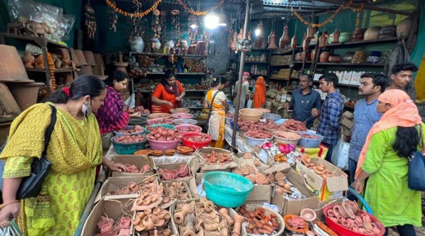 घराघरात दिवाळीसाठी लगबग सुरू झाली आहे. दिव्यांच्या या सणासाठी बाजारदेखील सजले आहेत.