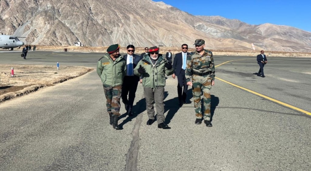 pm narendra modi reached at kargil