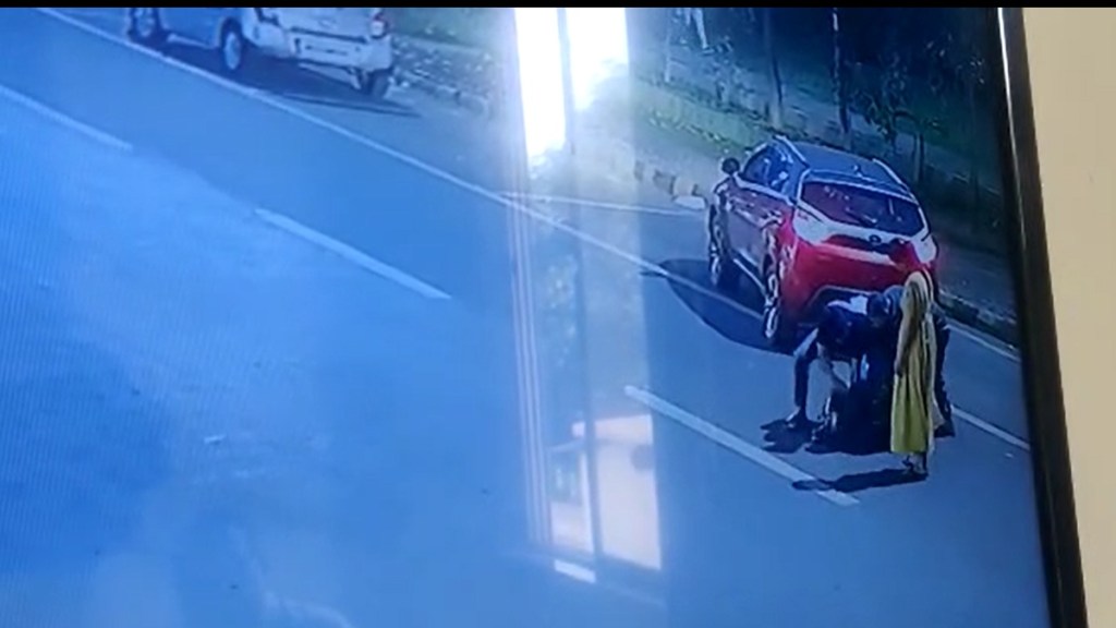 two men and woman beat up biker repeatedly honking horn navi mumbai