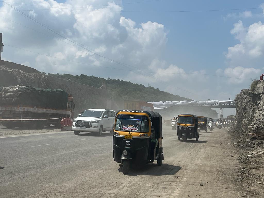 त्यानंतर केंद्रीय वाहतूक मंत्री नितीन गडकरी यांनीही संबंधित ठिकाणी भेट दिल्यानंतर चांदणी चौकात महामार्गावरून जाणारा उड्डाणपूल पाडण्याचे निश्चित करण्यात आले. (सर्व फोटो सौजन्य - ओश्विन कढाओ व पवन खेंगरे, एक्स्प्रेस फोटोज)