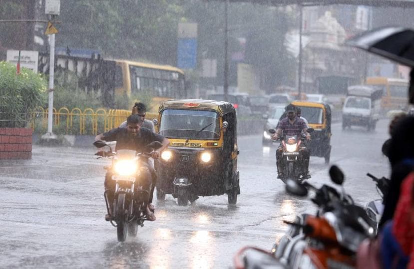 परिणामी वाहतुकीचा बोजवारा उडाला. शहरातील मध्यभागासह अन्य प्रमुख भागात जोरदार पाऊस पडला.