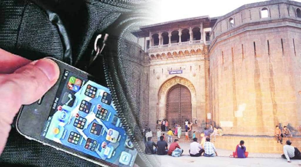 Tourist robbed Shaniwarwada area Arrested beating and snatching mobile phones