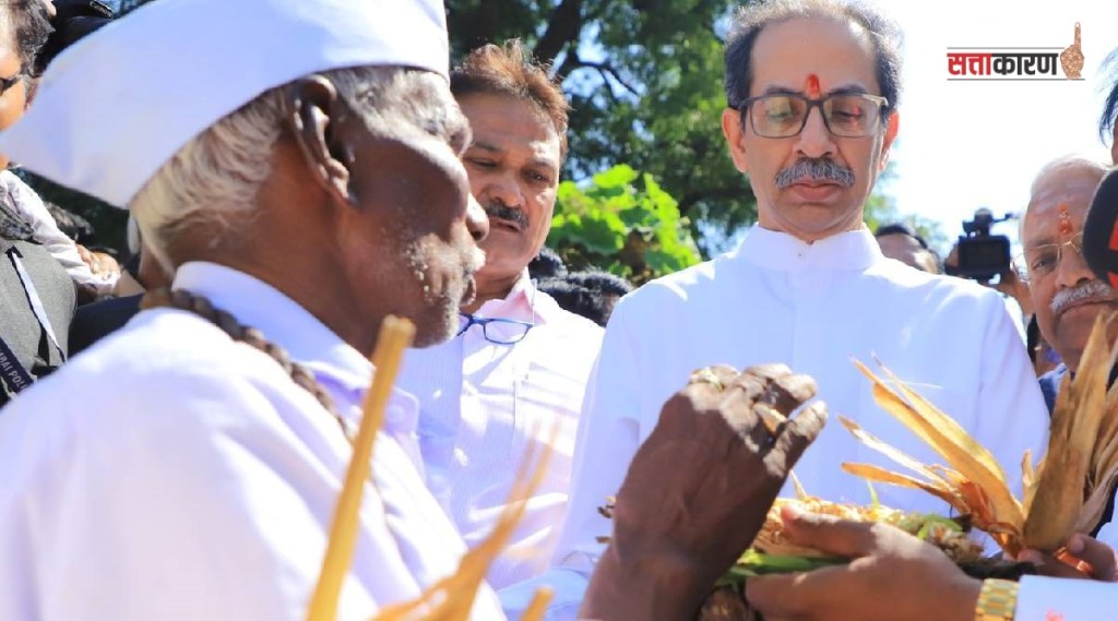 उद्धव ठाकरे अतिवृष्टीच्या पाहणीसाठी शेताच्या बांधावर 