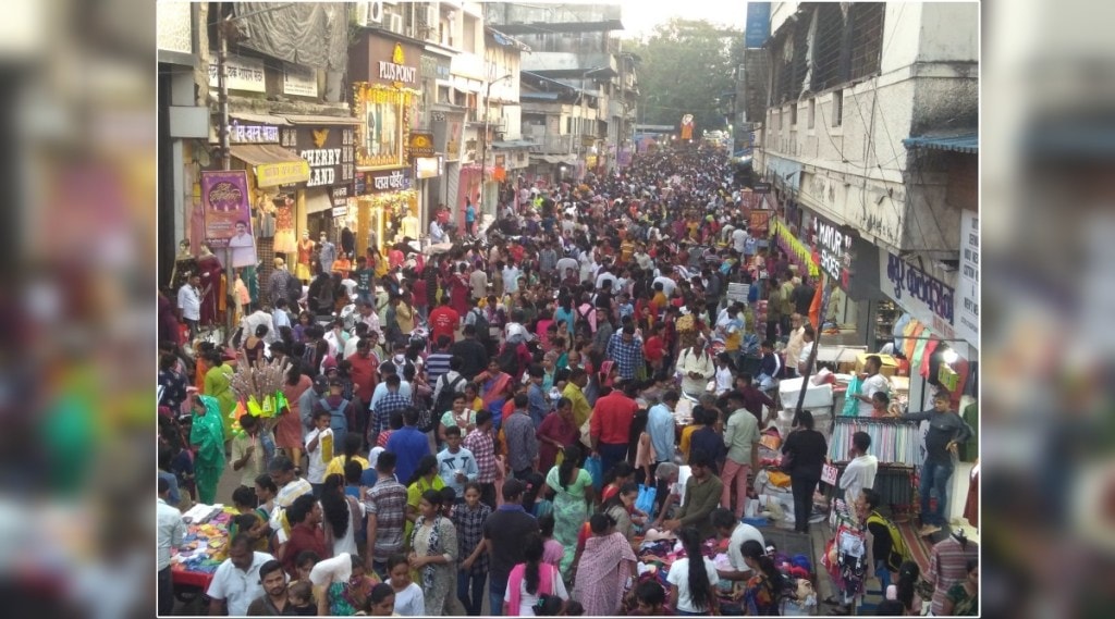 crowd in thane market