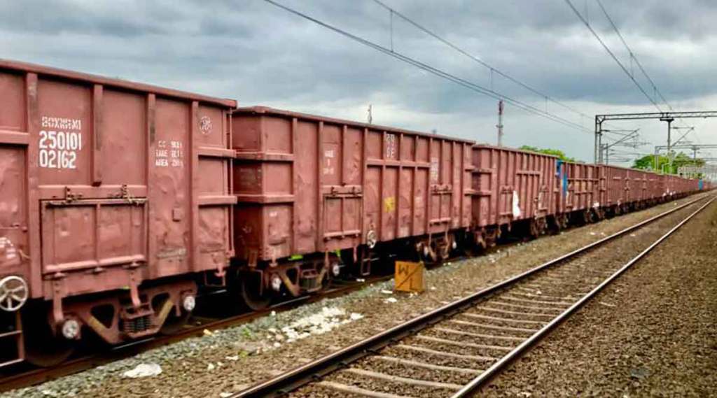 coupling of goods train breaks