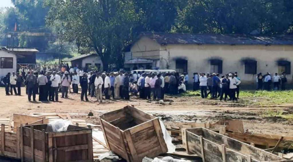 दौलतच्या गेटवर कामगार व व्यवस्थापन यांच्या संघर्ष होऊन किरकोळ जोरदार दगडफेक झाली