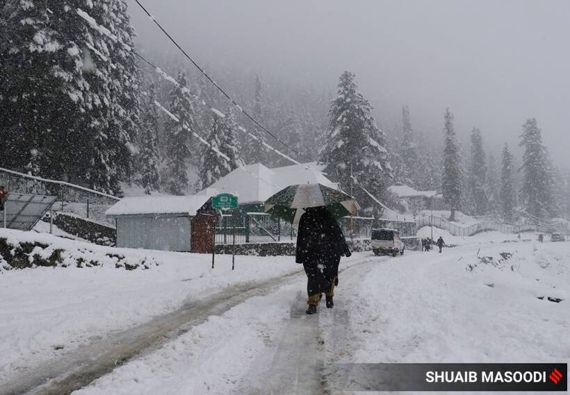 उत्तर काश्मीरमधील बारामुल्ला जिल्ह्यातील गुलमर्ग येथील हिमवर्षावाचा पर्यटक आनंद लुटत आहेत.