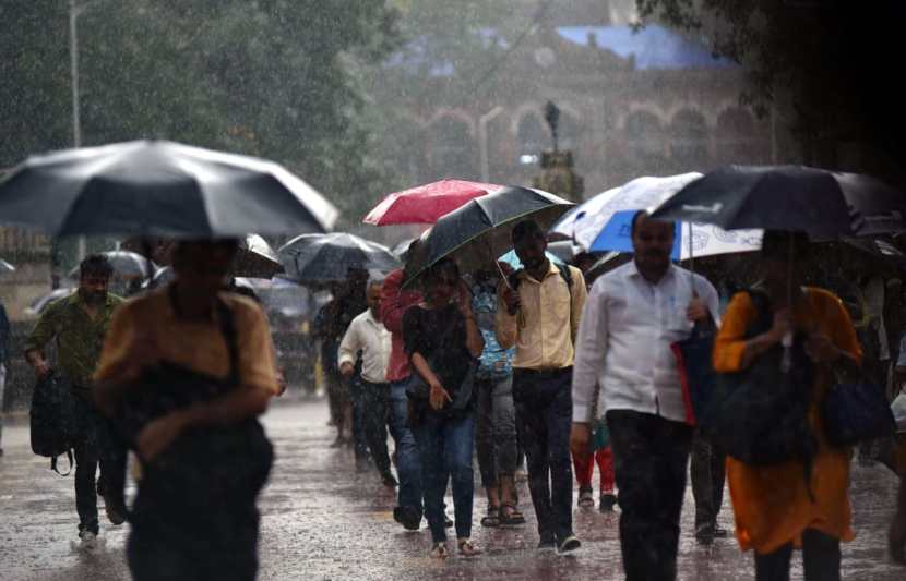 रस्त्यांवर चालणाऱ्यांपैकी ज्यांच्याकेड छत्री होती, त्यांनी पावसापासून स्वत:चा बचाव केला.