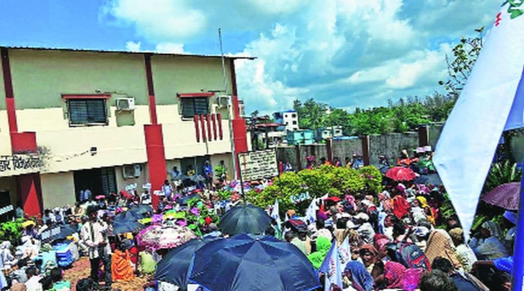 हक्काच्या वन क्षेत्रासाठी आदिवासींचा लढा ; जिल्हाधिकारी कार्यालयावर आदिवासींचा मोर्चा