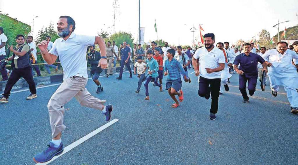 काँग्रेस नेते राहुल गांधी यांच्या नेतृत्वाखाली सुरू असलेली भारत जोडो यात्रा रविवारी तेलंगणातील महबूबनगर जिल्ह्यात पोहोचली. जडचेरला येथे असताना राहुल यांनी यात्रेत सहभागी मुलांबरोबर पळण्याची शर्यतच लावली. गांधी अचानक पळायला लागल्यामुळे त्यांचे सुरक्षारक्षक आणि सोबत चालत असलेले काँग्रेसचे अन्य स्थानिक नेते यांचा गोंधळ उडाला. त्यांनाही गांधींच्या मागे धावत जावे लागले.