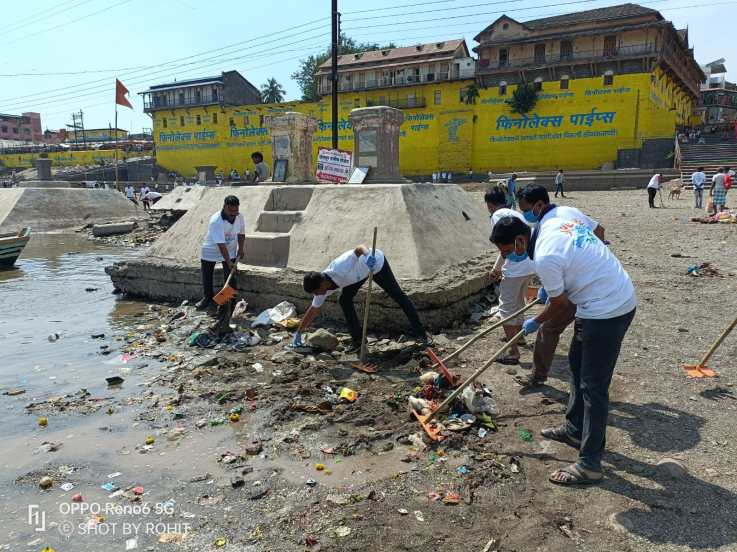 चंद्रभागा नदीच्या घाटावर निर्माल्य, माती, चिखल, जुने कपडे, फोटो इत्यादी वस्तू पसरलेल्या होत्या. त्या घाटाचा परिसर स्वच्छता दूतांनी स्वच्छ केला.