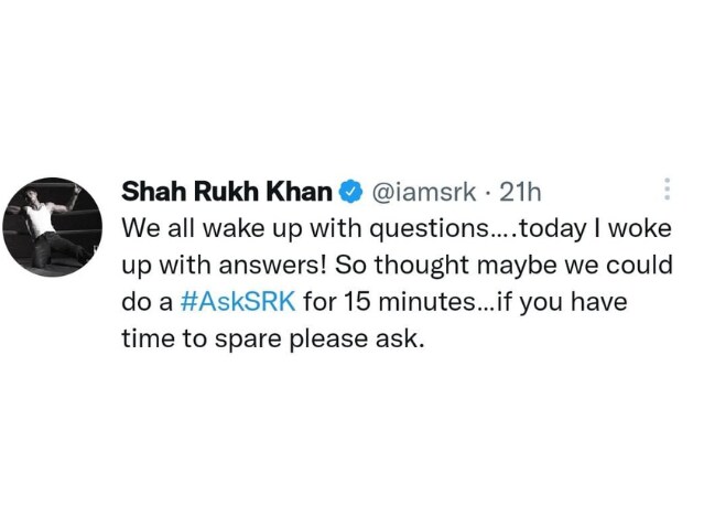 शनिवारी त्याने ट्विटरवर asksrk या हॅशटॅगच्या सहाय्याने चाहत्यांशी संवाद साधला. शाहरुखने त्यांच्या प्रश्नांना हा हॅशटॅग जोडायला सांगितले.