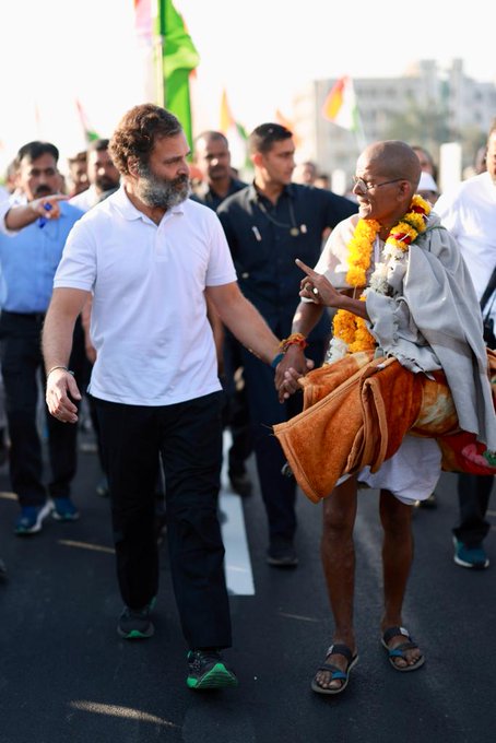 राष्ट्रपिता महात्मा गांधींच्या वेषात काँग्रेस कार्यकर्ता 'भारत जोडो' यात्रेत सहभागी झाला होता.