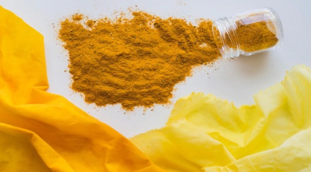 How to remove turmeric stains lemon cold water toothpaste vinegar use these tips