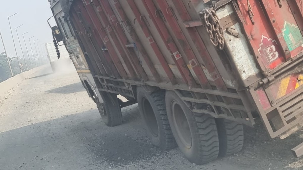 there are potholes on kalamboli flyover on kalamboli mumbra highway panvel navi mumbai