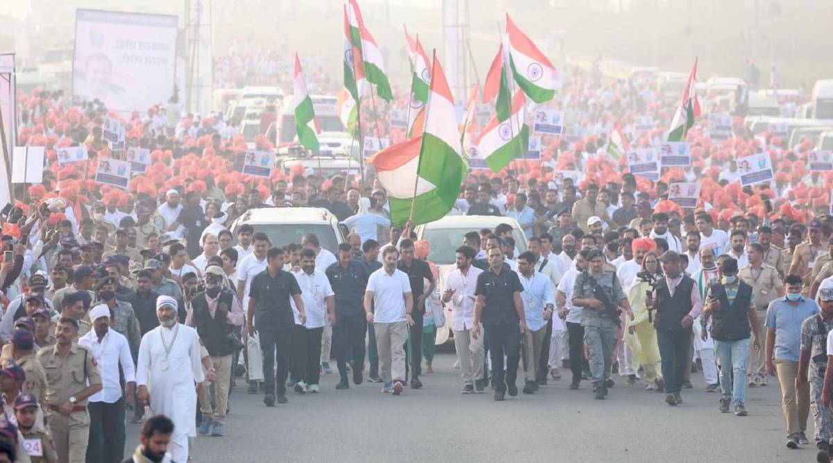 शेतकऱ्यांकडून विमाचे हप्त्यापोटी पैसे घेतले जातात. मात्र, नुकसान भरपाई मिळत नाही.