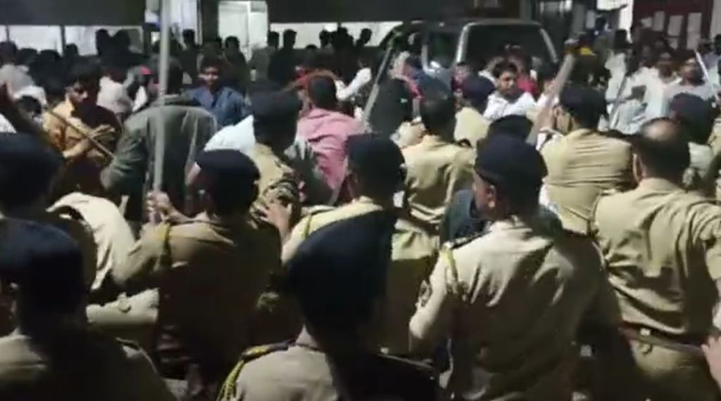 Thane Shinde Police Lathicharge