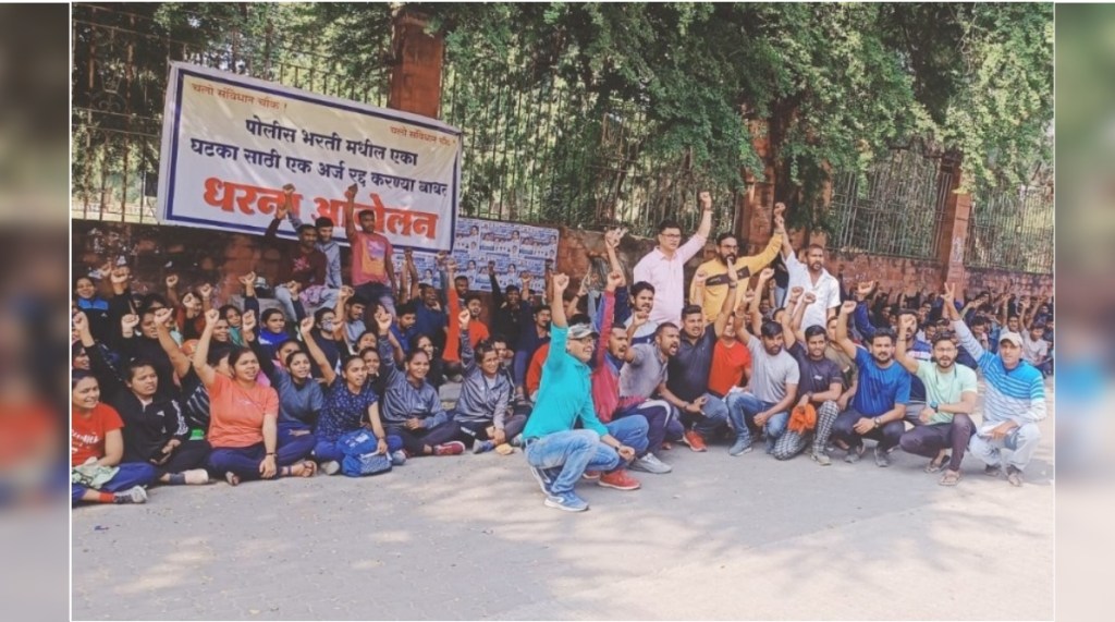 protest by youth in nagpur for demand of Give opportunity to apply in all districts for police recruitment