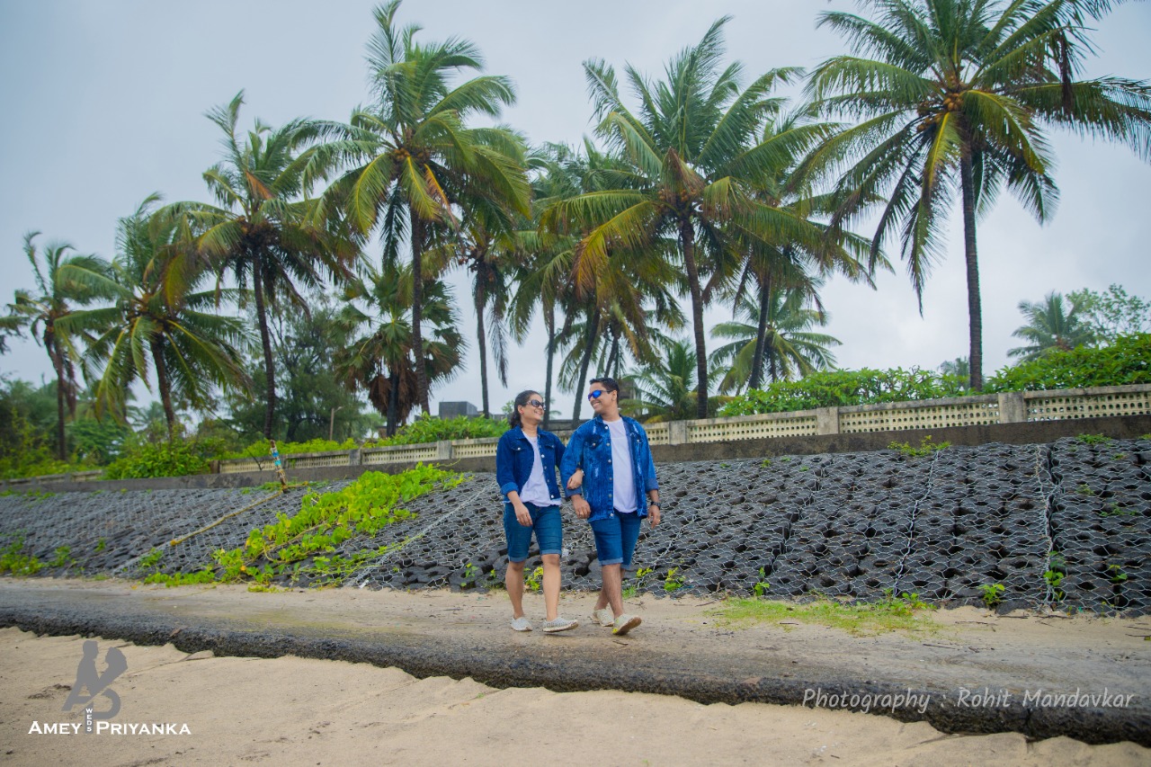 try these amazing Pre Wedding Photoshoot ideas on beach sunset traditional look candid photos viral