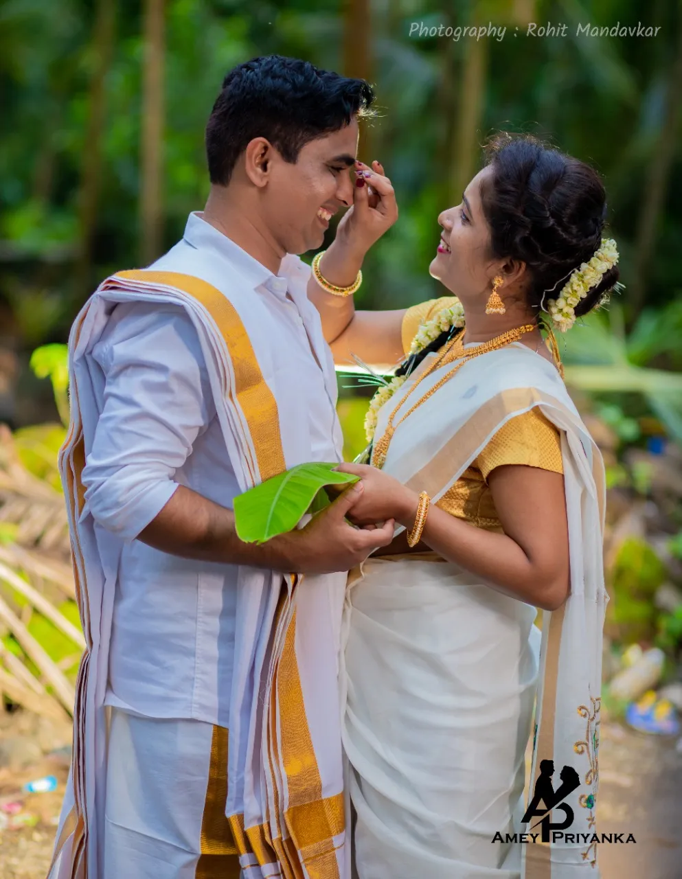 try these amazing Pre Wedding Photoshoot ideas on beach sunset traditional look candid photos viral