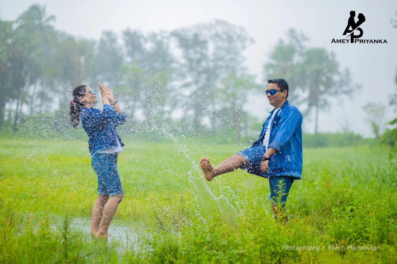 try these amazing Pre Wedding Photoshoot ideas on beach sunset traditional look candid photos viral