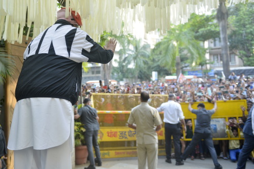 Amitabh Bachchan darshan with fans